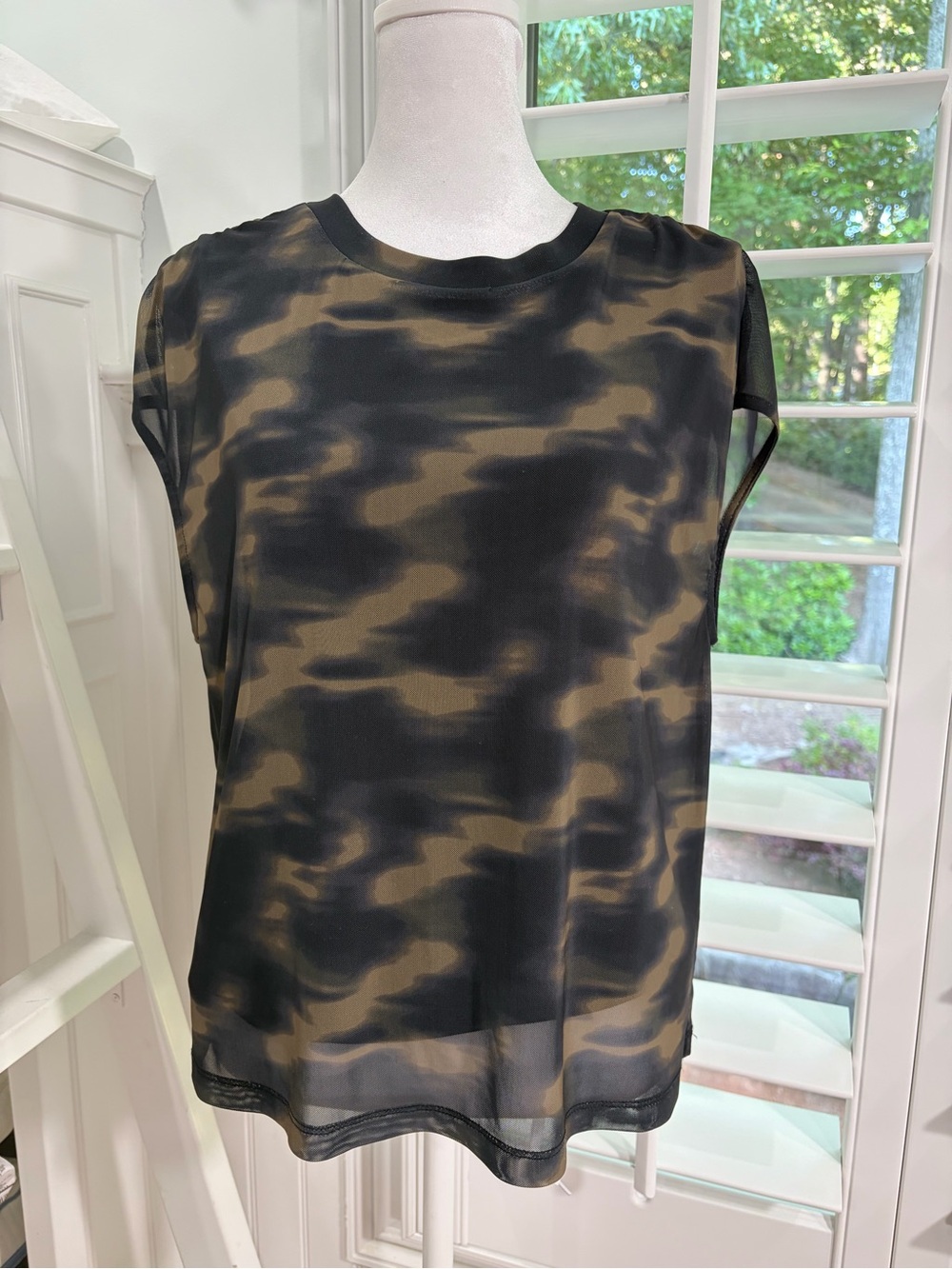 Evereve Earth Camo Sleeveless Top (XS)